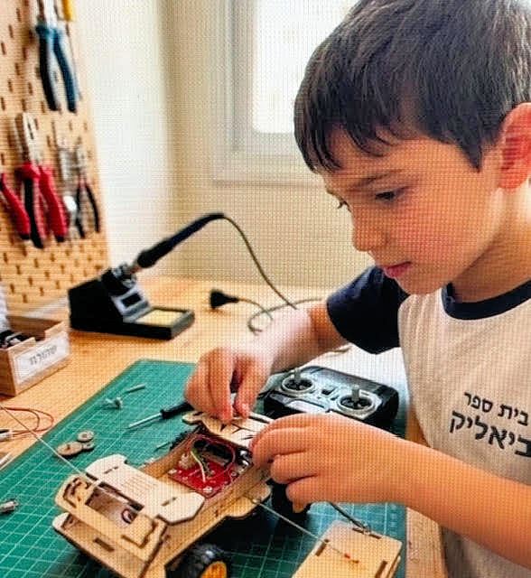 מכונית עם שלט רחוק דגם לבניה עצמית