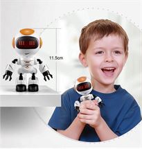 קיט רובוט מדבר מלטפים לו את הראש והוא משמיע דיבור לילד רובוקיד עזרים