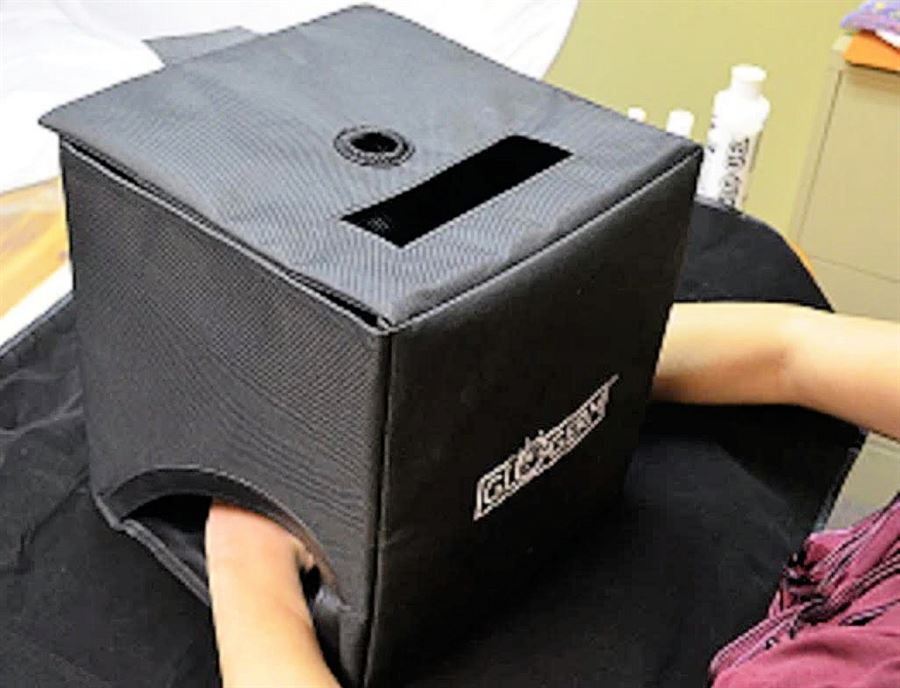 תיבת הדרכה להמחשת זיהום על כפות הידיים, באמצעות ג'ל תחליב או אבקה פלורסנטיים ופנס UV.